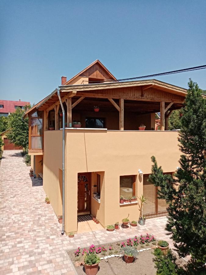 Jazmin-Szieszta Apartmanhaz Balatonfuered Buitenkant foto