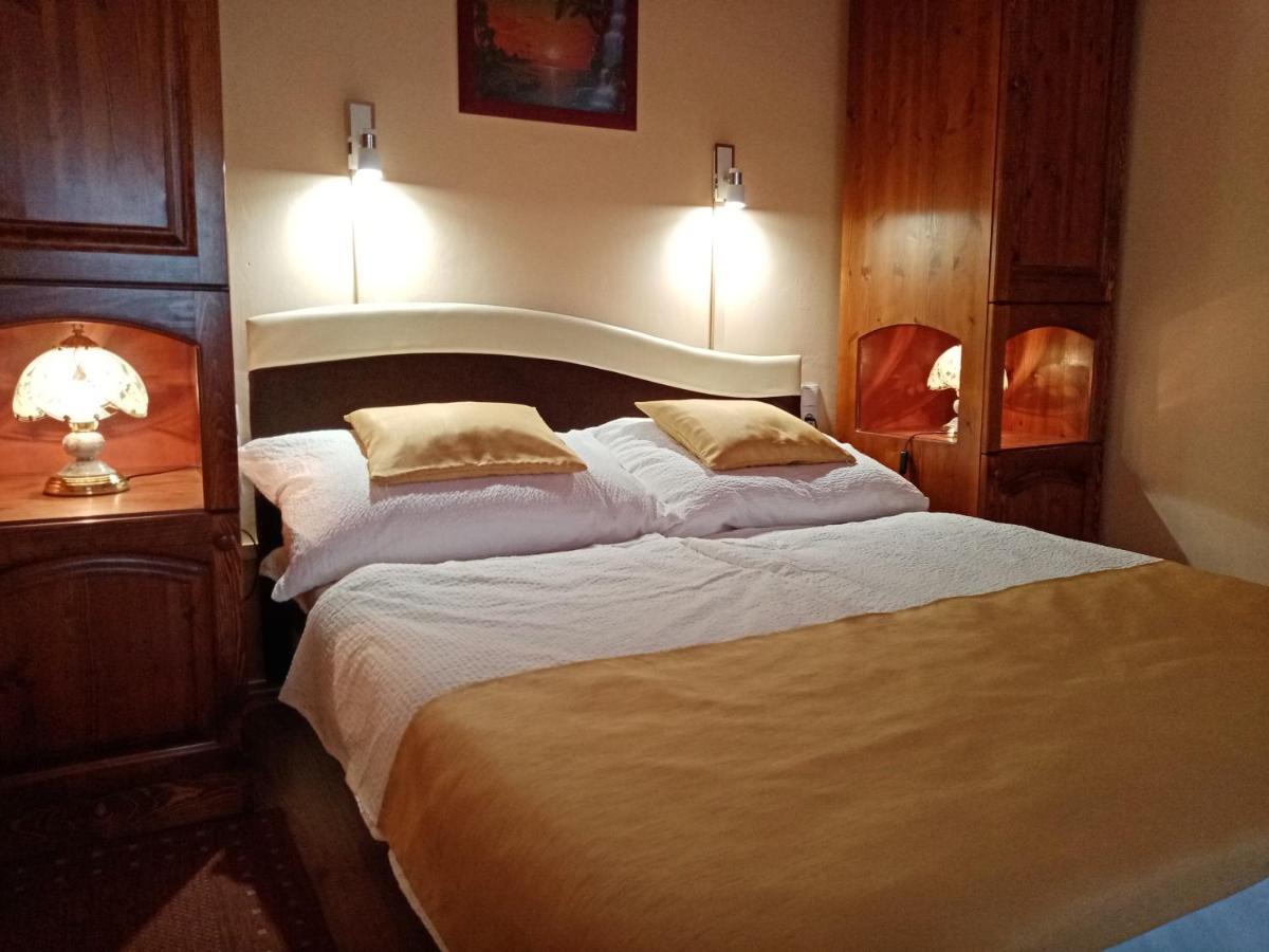Jazmin-Szieszta Apartmanhaz Balatonfuered Buitenkant foto
