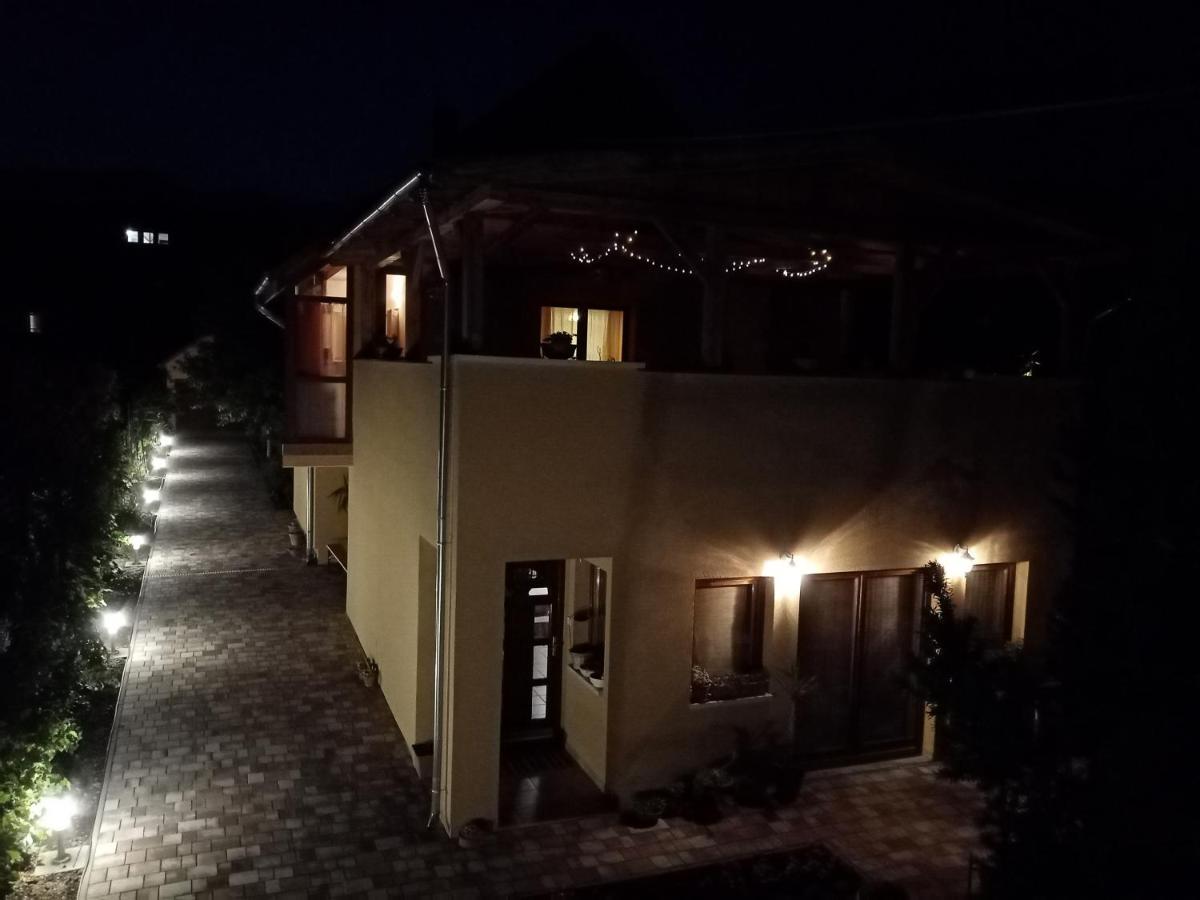 Jazmin-Szieszta Apartmanhaz Balatonfuered Buitenkant foto